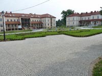 plac z kostki granitowej surowo-łupanej